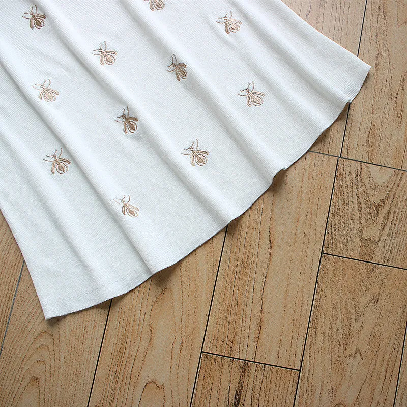 2022 embroidered bee dress for spring and autumn high waist polo collar knitwear A-line skirt for ladies