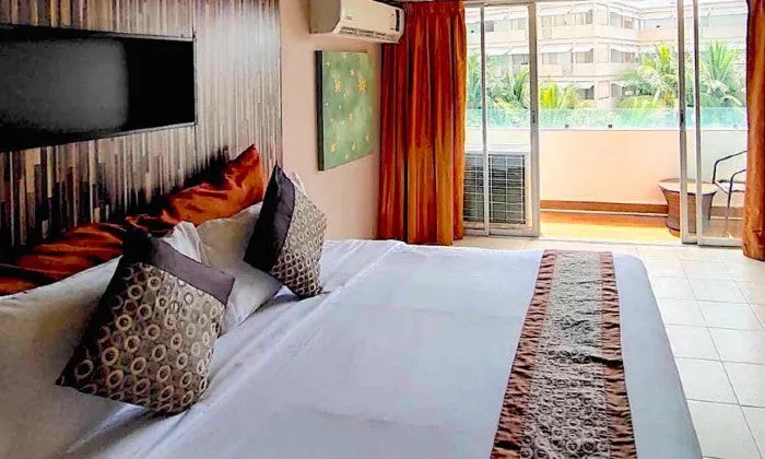 Thailand: 7-Night Stay for 2 Adults incl Breakfast, City Tour & Cabaret Show