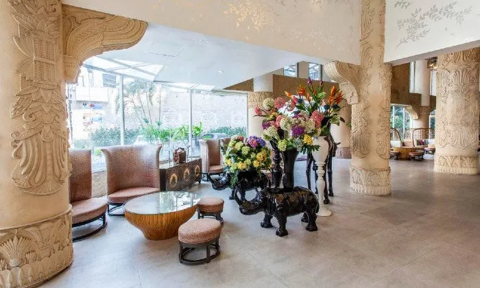 Thailand: 7-Night Stay for 2 Adults incl Breakfast, City Tour & Cabaret Show